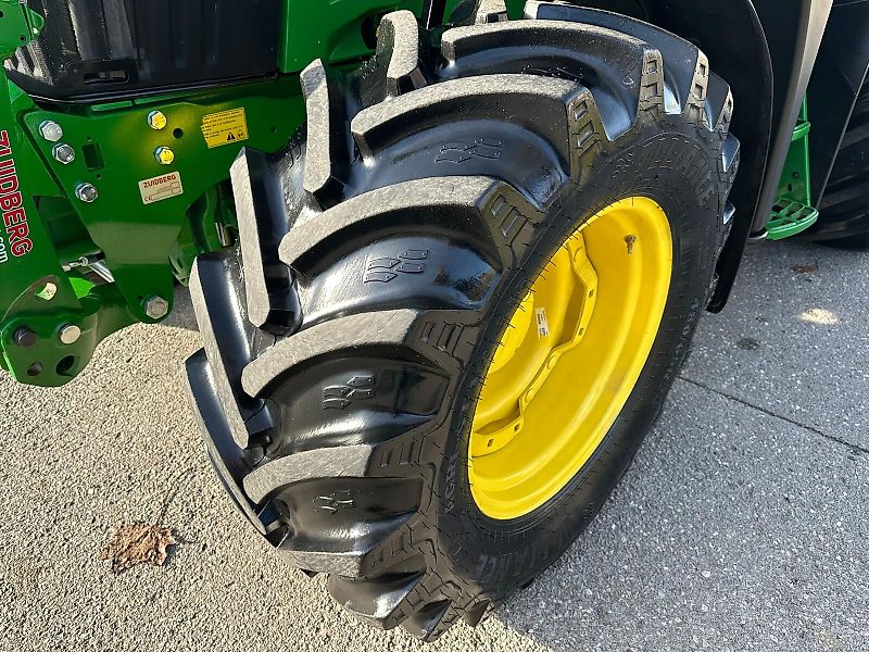 John Deere 6090M