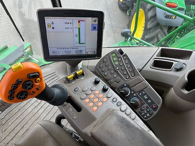 John Deere T670i