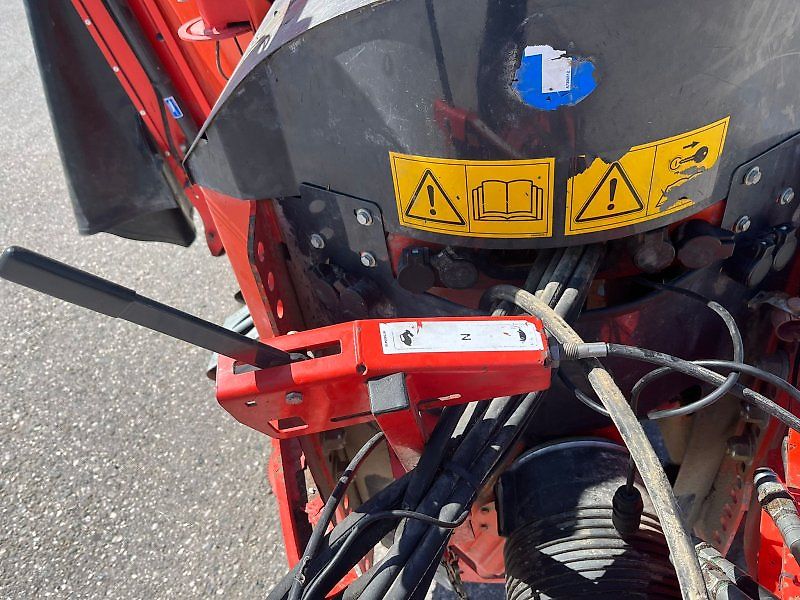 Kuhn 1670 Profile