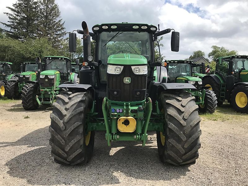 John Deere 6215R