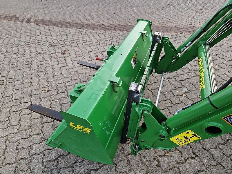 John Deere 4052M mit Frontlader