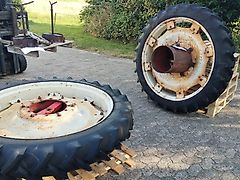 Michelin Michelin 9.5-44 Bibagrip Schleppereifen PR 12 Ackerschlepperreifen mit 300mm Verstellfelgen Ring aussen 370mm innen 350mm mit Fesstellschraubee und Adapterring