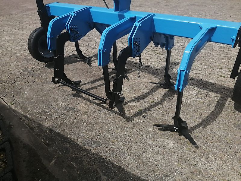 Heilers Frontgrubber 250cm Ideal zur Gülleeinarbeitung 6 Flügelstile mit 420mm breite bis zu 850mm Arbeitstiefe möglich Frontanbau Heckanbau Gummistützräder 600mm über Lochschiene Tiefeneinstellung Flügelschargrubber