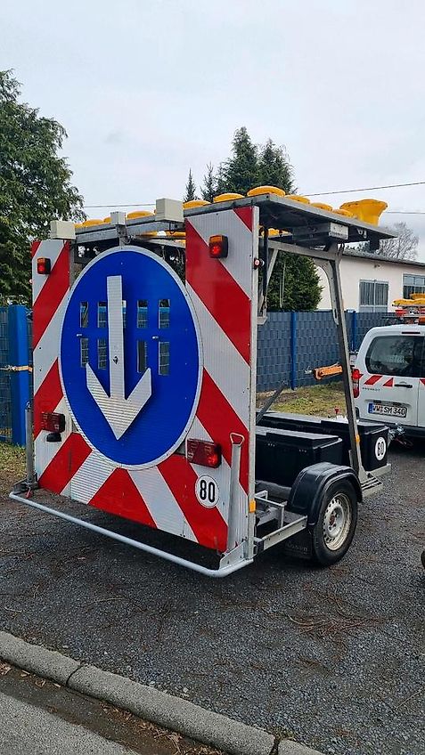 Nissen LED Absperrtafel ABIS Dora Fat Fahrbare Verkehrsleittafel Verkehrsleitanhänger Verkehrssicherungsanhänger Leitanhänger Sperrwand