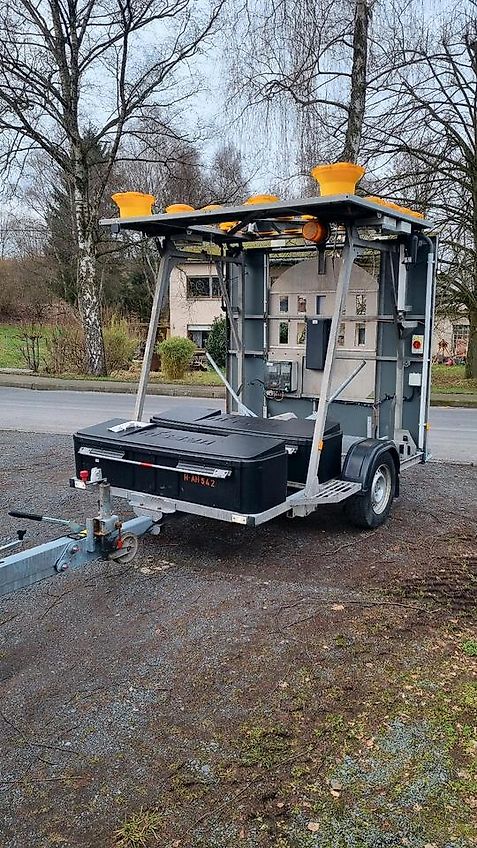 Nissen LED Absperrtafel ABIS Dora Fat Fahrbare Verkehrsleittafel Verkehrsleitanhänger Verkehrssicherungsanhänger Leitanhänger Sperrwand