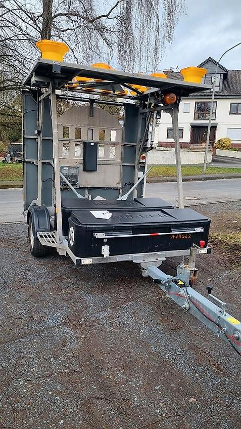 Nissen LED Absperrtafel ABIS Dora Fat Fahrbare Verkehrsleittafel Verkehrsleitanhänger Verkehrssicherungsanhänger Leitanhänger Sperrwand
