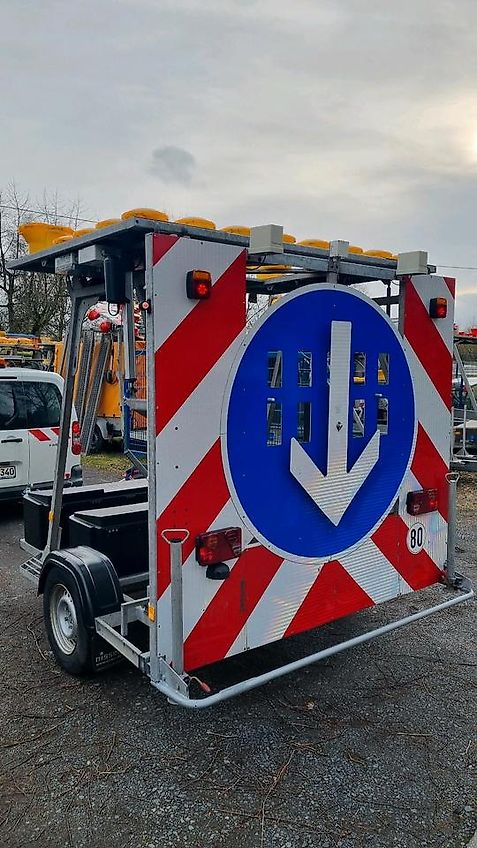Nissen LED Absperrtafel ABIS Dora Fat Fahrbare Verkehrsleittafel Verkehrsleitanhänger Verkehrssicherungsanhänger Leitanhänger Sperrwand