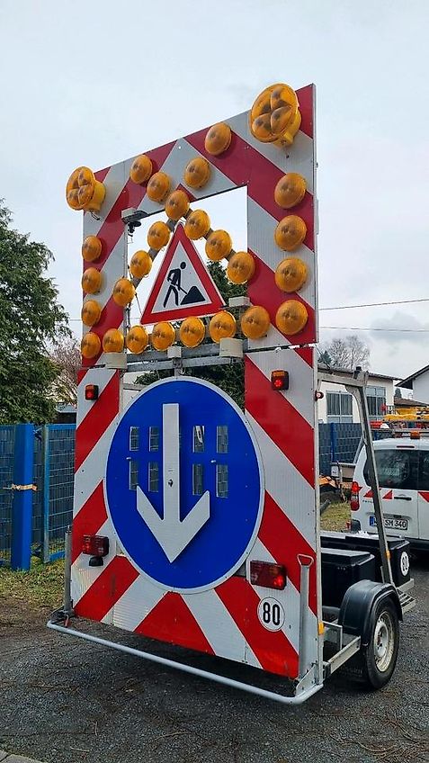 Nissen LED Absperrtafel ABIS Dora Fat Fahrbare Verkehrsleittafel Verkehrsleitanhänger Verkehrssicherungsanhänger Leitanhänger Sperrwand