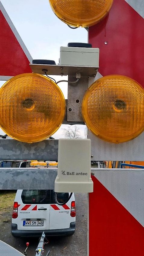 Nissen LED Absperrtafel ABIS Dora Fat Fahrbare Verkehrsleittafel Verkehrsleitanhänger Verkehrssicherungsanhänger Leitanhänger Sperrwand