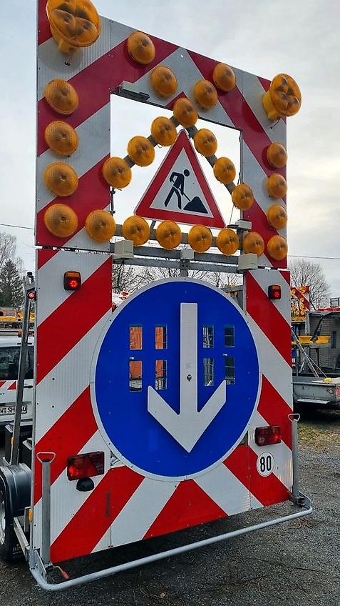 Nissen LED Absperrtafel ABIS Dora Fat Fahrbare Verkehrsleittafel Verkehrsleitanhänger Verkehrssicherungsanhänger Leitanhänger Sperrwand