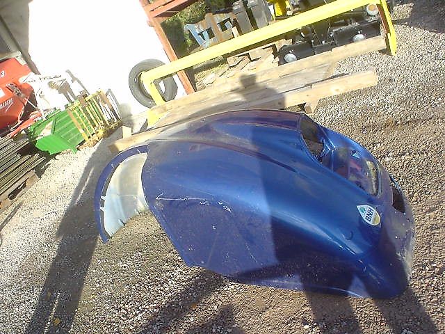 New Holland Kotflügel, Schleppertyp n. bek., mit Bruchstelle und Kratzern, Sonderlackierung