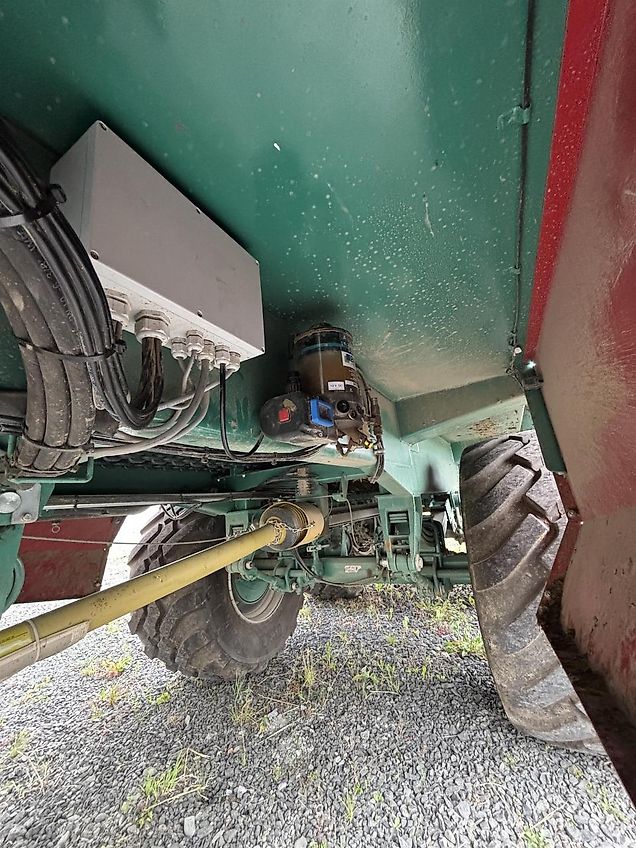 Farmtech FORTIS 2200 Abschiebewagen + Streuwerk