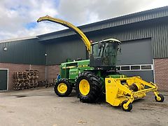 John Deere 6810