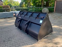 New Holland Volumenschaufel 2700 Liter von LSB Stahlbau SW Aufnahme