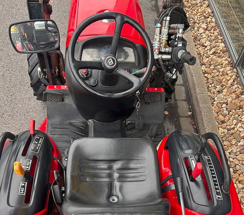 Branson Kukje 2500hL Schlepper, Frontlader