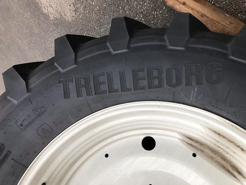 Trelleborg 710/70R42 TM900 op wiel Valtra Q-serie