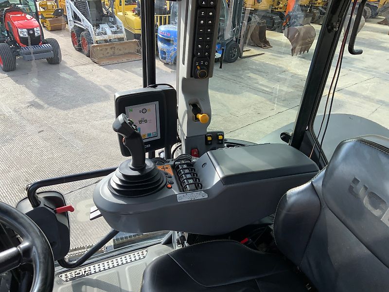 JCB 4220 Fastrac Tractor (ST24887)