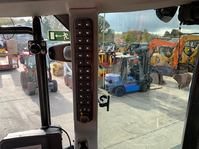 JCB 4220 Fastrac Tractor (ST24887)