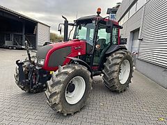 Valtra A72 met fronthef tractor