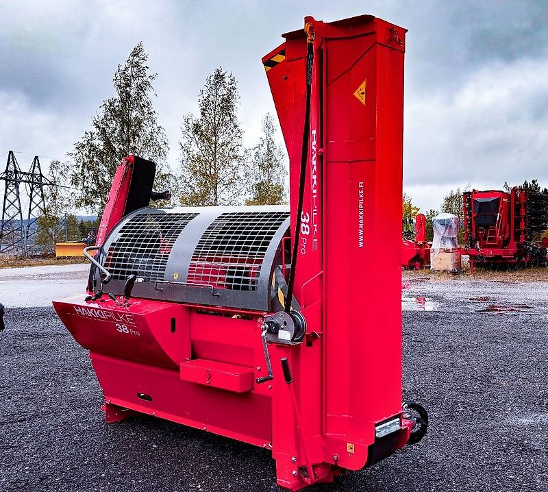 Hakki Pilke Pro 38 med HakkiFeed 422 stokkebord