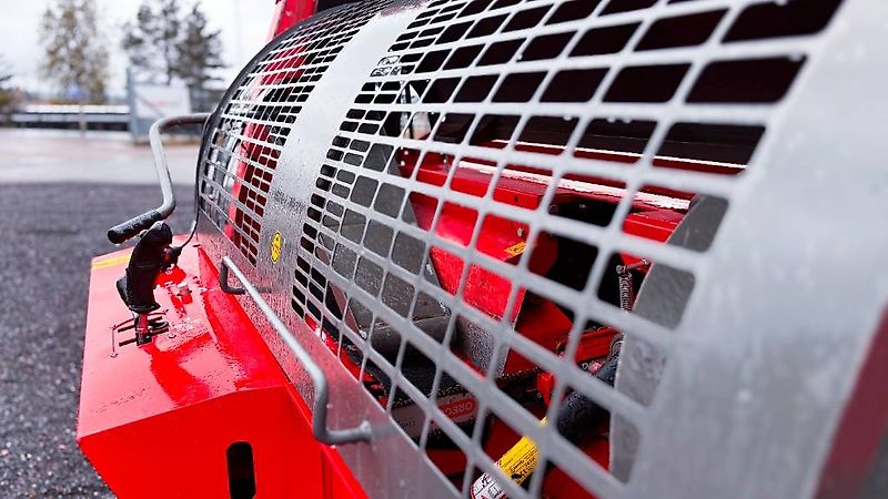 Hakki Pilke Pro 38 med HakkiFeed 422 stokkebord