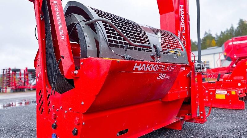Hakki Pilke Pro 38 med HakkiFeed 422 stokkebord