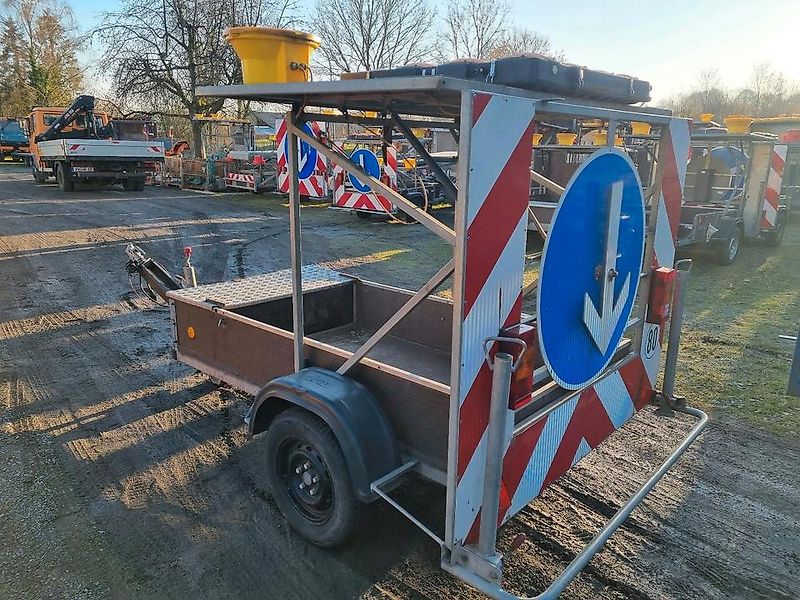 Nissen Absperrtafel nach RSA VZ 616 Verkehrsleittafel Verkehrsleitanhänger Verkehrssicherungsanhänger Absperrwand Sperrwand Horizont Trebbiner